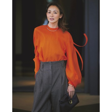 鮮やかなオンレジブラウスをかっこよく着こなし、おしゃれのエネルギーをチャージ。気温11℃｜1/1(水)【50代の毎日コーデ】