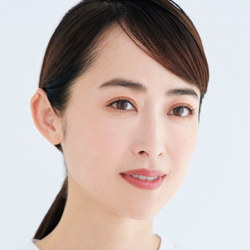 大人のひとつ結びは“分け目をずらして結ぶ”のがコツ！【50代髪型・ヘアスタイル】