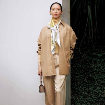 アレンジしやすい「カレ ダブルフェイス90」をコーデの仕上げに【冬の主役になるエルメスのスカーフ】