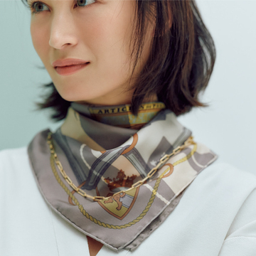 【50代ニット＋パンツコーデテク】チェーンネックレス×スカーフの合わせ技でエレガントに