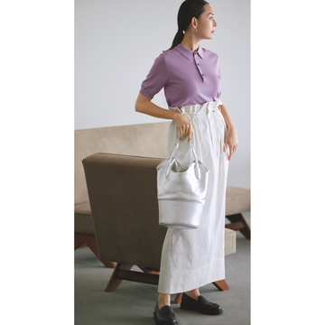 ラベンダー×ホワイトの華やか配色でトレンドのスポーティアイテムもエレガントに着こなす。気温25℃｜5/25(日)【50代の毎日コーデ】