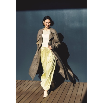 ハッピームードを放つイエローパンツはブラウンコートと合わせて穏やかに引き締める。最低気温17℃｜5/24(土)【50代の毎日コーデ】