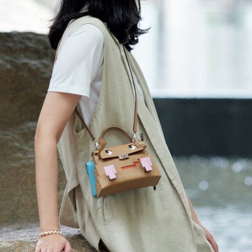 エルメスの小さなケリーバッグ。上質かつ楽しいデザインが似合うのは大人だからこそ