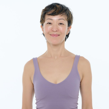 たったの2ステップ！ 肩甲骨まわりを鍛え「肩デブ」にサヨナラを【顔ピラティスで脱・ドンヨリ顔】