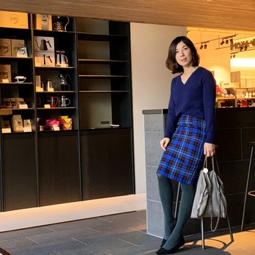 コーディネートの差し色は柄スカート