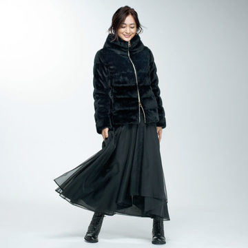 富岡佳子さんが着こなす「HERNO」のエコファーショート丈ダウン