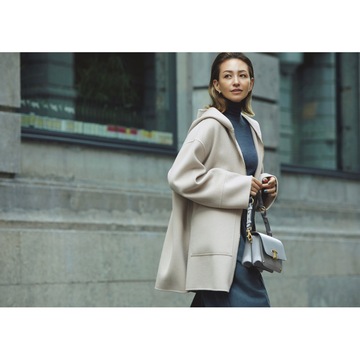 ハンサムなコーデには、フーデッドコートをはおって抜け感と大人の可愛げを加える。最低気温2℃｜2/29(木)【50代の毎日コーデ】