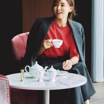 鮮烈な赤のブラウスは、グレーのツイードセットアップで上品に引き立てる。気温10℃｜12/30(火)【50代の毎日コーデ】