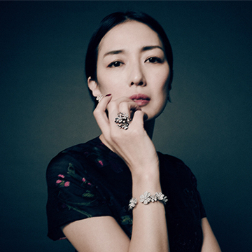 【板谷由夏×伊藤美佐季の「ドラマを生むジュエリー」】大人にこそ似合うヴァン クリーフ＆アーペルの「フリヴォル」