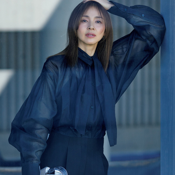 【50代 主役になる美貌のブラウス】軽やかな透け感と贅沢なボリューム感で今っぽく