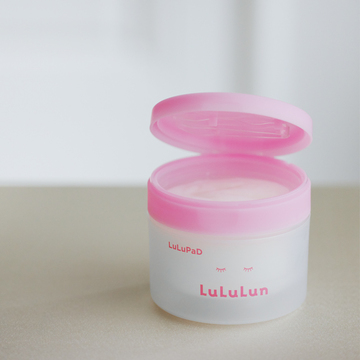 【2025年上半期 審査員たちの私的ベストコスメ】ツヤとハリに満ちるマッサージ美容液や顔から全身まで潤いめぐるシートほか