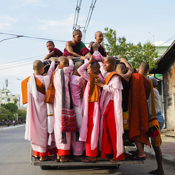 ＜ミャンマーの旅＞マンダレー信仰の要、マハムニ仏に手を合わせる（マンダレー①）