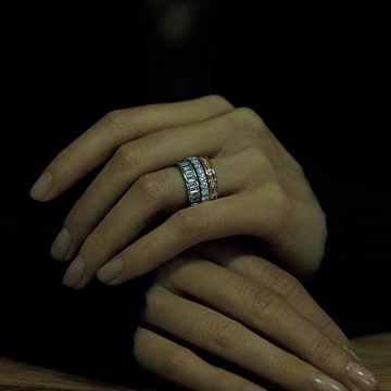 “ボリューム出し”はアラフィーの特権！ リングの「大人重ねづけ」テク　五選