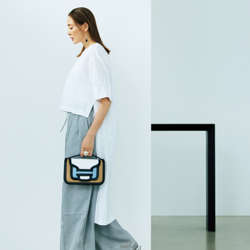 【福田亜矢子の品格グレーコーデ】ブルーグレーのシアーパンツを白ブラウスできっぱり支える