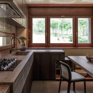 人気の家具がおしゃれに配されたモデルハウス。アルフレックスジャパンが「カーサミア河口湖」をリニューアルオープン