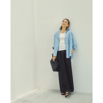 パリッとしたシャツが与えるメリハリで、カジュアルコーデの品格をアップ！気温26℃｜9/28(木)【50代の毎日コーデ】