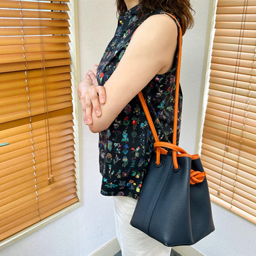 【働くアラフィーのバッグと中身】Vol.3 フリーランスPRコンサルタントの収納力抜群ミニショルダー