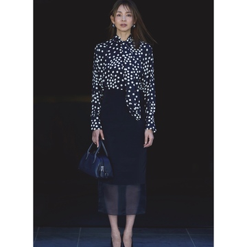 初夏のブラックコーデは柄と素材感の組み合わせで軽やかさを演出。気温28℃｜5/21(水)【50代の毎日コーデ】