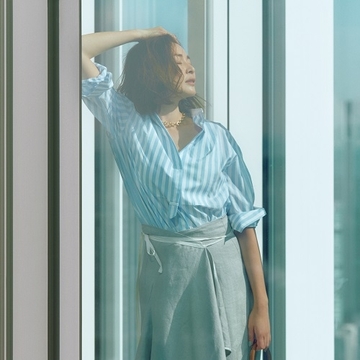 透け感素材で成熟した女性らしいほのかな色気を【こなれた抜け感が出せるストライプシャツ】