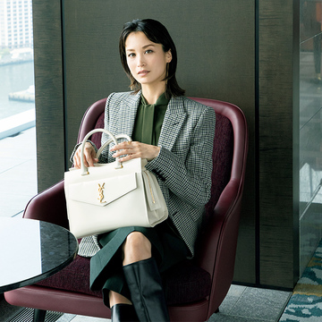 きちんと感を出しながら機能性も充実！「サンローラン」の白バッグ