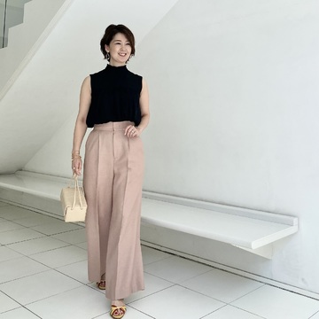 カラーワイドパンツに黒を効かせて