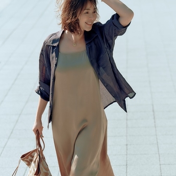 リネンの薄軽シャツはドレッシーなキャミワンピに合わせて軽快に【さらっとはおれるシャツ】