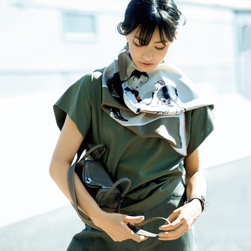 絵画的モチーフのスカーフで小粋に！プロが教える巻き方レシピ【マダム戸野塚の“今どきスカーフ”の取り入れ方】