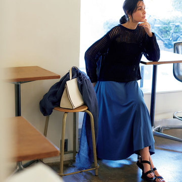 素肌が透けるメッシュ状ニット×ロングスカートで春コーデを表情豊かに