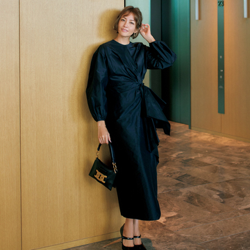 ドゥロワーの黒ワンピは大胆なウエストマークで腰回りをすっきり見せ【大人を素敵に見せるワンピース】