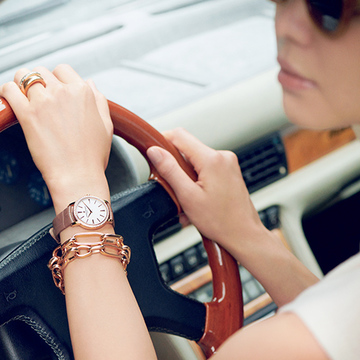 「ヴァシュロン・コンスタンタン」の時計にはボリューム感あるチェーンブレスレットが好相性