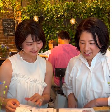 ブルーのお花に囲まれるカフェへ。