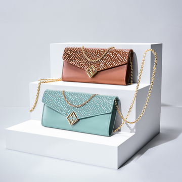 優美なカラーとレザーの上質さが光るフェンディの新作財布＆カードケースを2026年の相棒に！【eclat’s pick up】