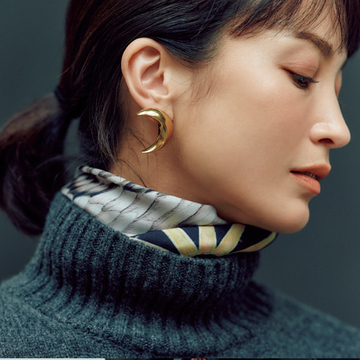 【50代ニット＋パンツコーデテク】タートルネックの内側にスカーフを仕込んでツヤ感をプラス