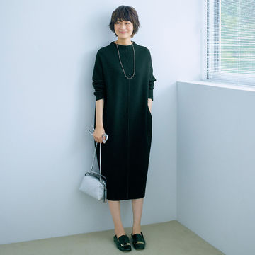 買って間違いなしの万能アイテム「E by éclat」のモックネックコクーンニットワンピース