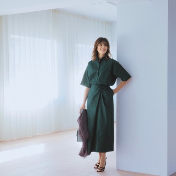 シャツ×スカートのセットアップなら、暑い日も快適で好印象がかなう。最高気温29℃｜6/13(木)【50代の毎日コーデ】