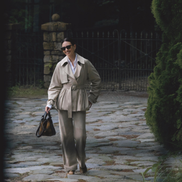 ベージュ×白のまろやか配色は、モダンなシルエットのジャケットでキレ味よく。気温15℃｜11/12(水)【50代の毎日コーデ】