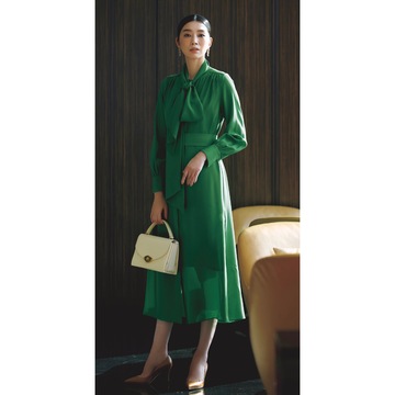 １枚で華やかさも知的さも醸し出せるグリーンのボウタイワンピースは小物で柔和な印象を上乗せ。気温22℃｜5/8(木)【50代の毎日コーデ】