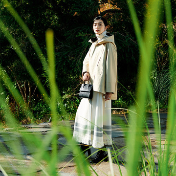 グッドバランスを実現！「短めアウター×白スカート」コーデ2選【春のはおりもの新法則】