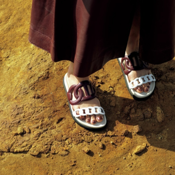 【富岡佳子、空と、大地と、エルメスと】「シェーヌ・ダンクル」のモチーフをサンダルに