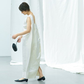 【大人がザ・ロウに行きつく理由】絵になるようなコクーンシルエットのワンピース