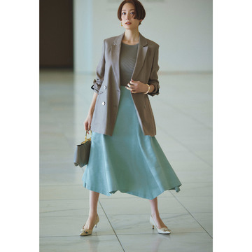 ツヤ素材のスカートでお仕事服に上質な女性らしさを加える。最低気温22℃｜6/23(金)【50代の毎日コーデ】