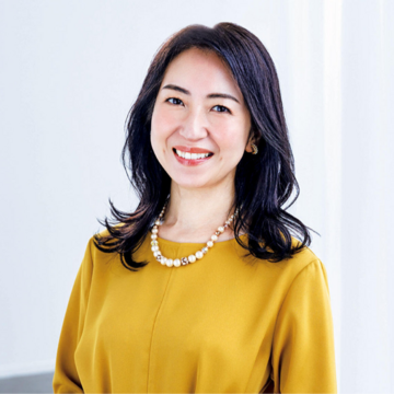 くせ毛をいかした上品で華やかなロングヘア【40代・50代髪型】