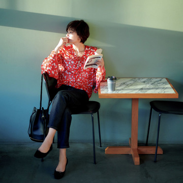 大人を素敵に見せるプリントブラウスは上質素材がポイント　五選