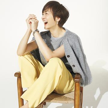 コーデに優しくなじむ！ラメニットには「たまご色」のパンツを合わせるのが正解