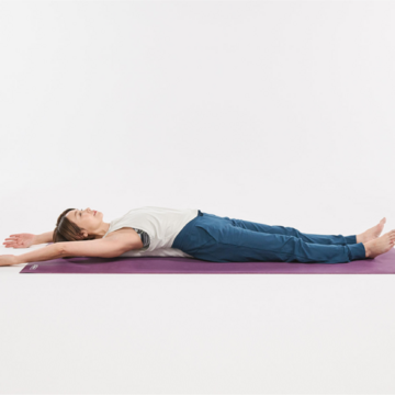 【どんどん丸まるその背中にSTOP！ 1日5分だけ。猫背・巻き肩改善エクササイズ vol.3 動画付】肩や胸を開いて、丸まった背中を元に戻すエクササイズ