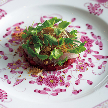 レストラン「オガサワラ」の力強い料理を受け止めるマイセンの器