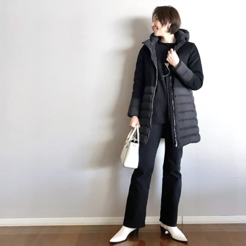 上下黒の服×白の小物