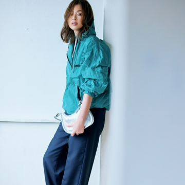 スポーティアウターには上質ネイビーパンツを合わせて品格を【Jマダムに似合う主役ネイビー】