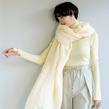 【50代が買うべき春服】 ＜上品ワークパンツ＞の正解コーデ。イエロー×ベージュでシンプルなのにこなれ見え！