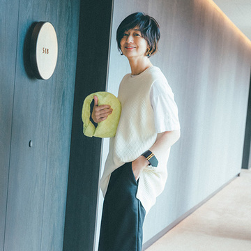 2年間のスニーカー生活に変化が！新たに手にしたのは「ビジューつきヒール靴」【富岡佳子 夏のプライベート・スタイル】